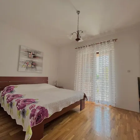 Lola Apartment Razanac