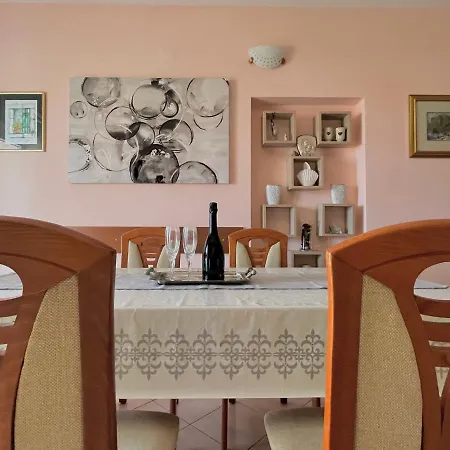 Apartment Lola Razanac