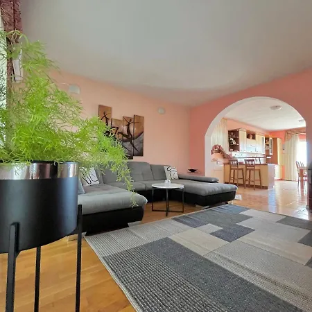 Apartment Lola *
